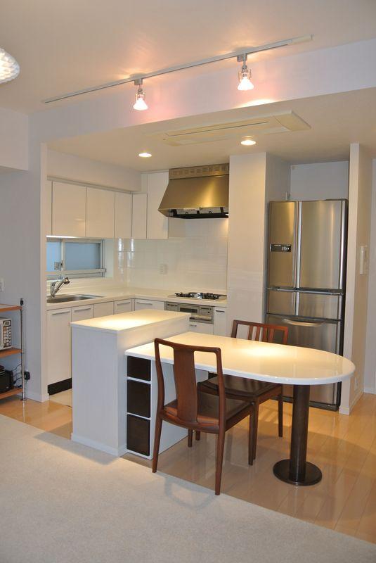 Living. There with storage counter before the kitchen