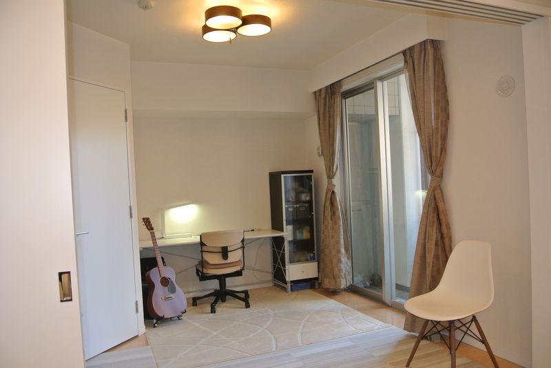 Non-living room. Western-style 6.3 Pledge Walk-in closet with.