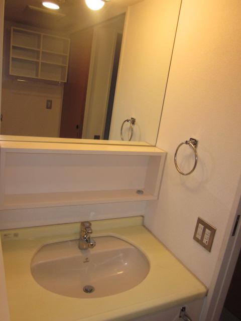 Wash basin, toilet. Indoor (10 May 2013) Shooting