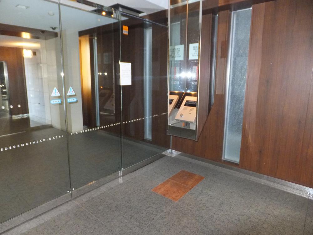 Entrance. Common areas