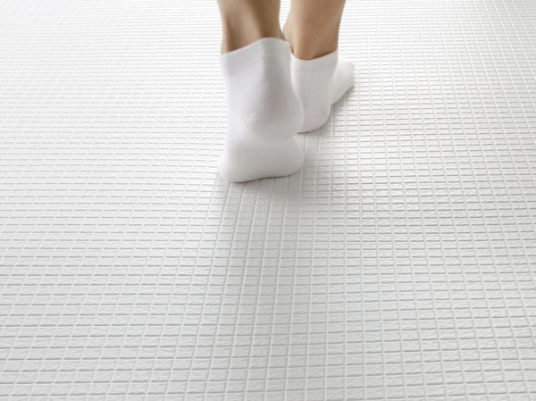 Bathing-wash room.  [Karari floor] It dries quickly in well-drained pattern, Slip difficult peace of mind. It is easy to clean because the groove is also shallow dirt accumulate difficult pattern.