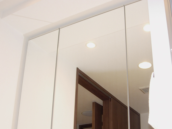 Bathing-wash room.  [Kagamiura housed three-sided mirror] Open the left and right sleeves mirror, Three-sided mirror that can be used as a combined mirror. The back of the mirror has become a storage space such as a make-up tool.