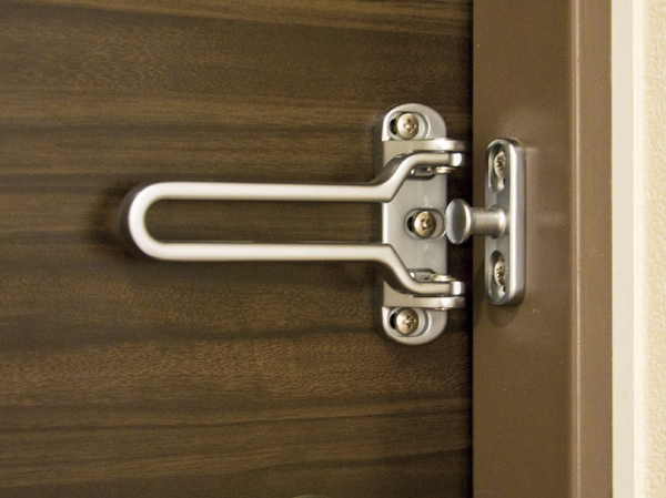 Security.  [Door Guard (with seismic function)] Door Guard be prevented from being invaded being forced open the door. Bracket of the frame side, Specification is also corresponding to the deformation of the door and the frame by the shaking of an earthquake. (Same specifications)
