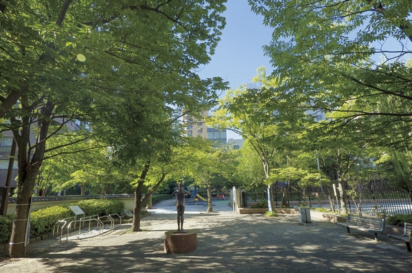 Kakikara the town park of a 1-minute walk from the local. Next door is Arima Elementary School, Also seen the figure of healthy children