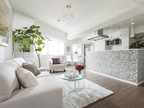 Living.  [living ・ dining] Bosom of the city, Living that wears the light ・ dining. <Gratia Nihonbashi Bakurocho> is, Texture of the material, And it has also been carefully designed to light that plugs from the opening. Yet the city center, Living space that can feel even the nature of the warmth. here, The relaxation time of the person dwelling will continue to accumulate.  ※ All interior photos of the web is model room A type. Some options (paid ・ Including the application deadline Yes).