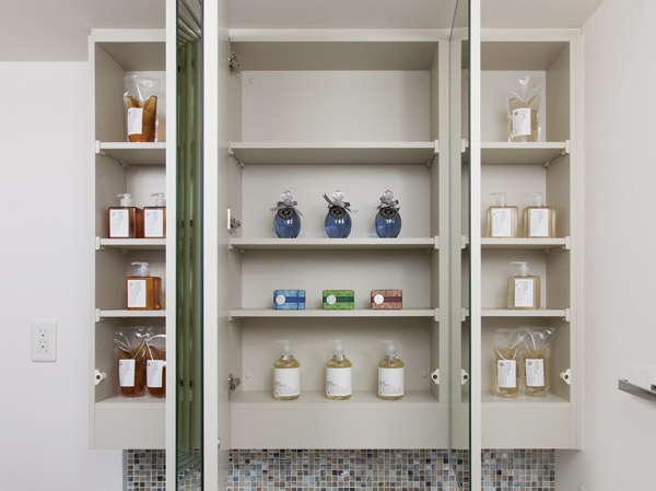 Bathing-wash room.  [Three-sided mirror housing] Three-sided mirror that can change the angle of the mirror freely. The Kagamiura, Ensure the space can hold, such as accessories and cosmetics.