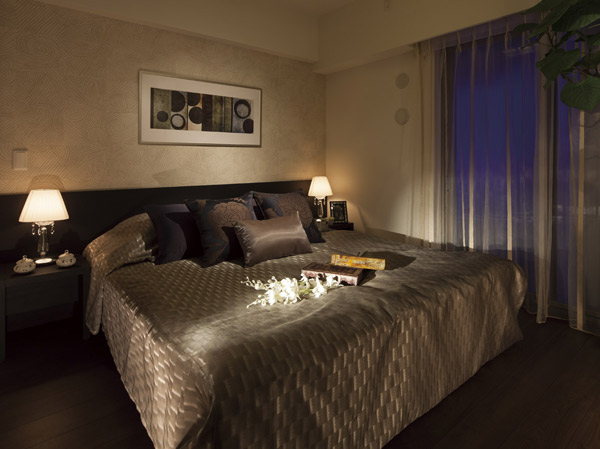 Living.  [Master bedroom] The main bedroom with the functionality of the room. It wraps the private to be spelled out in the city center in the silence.