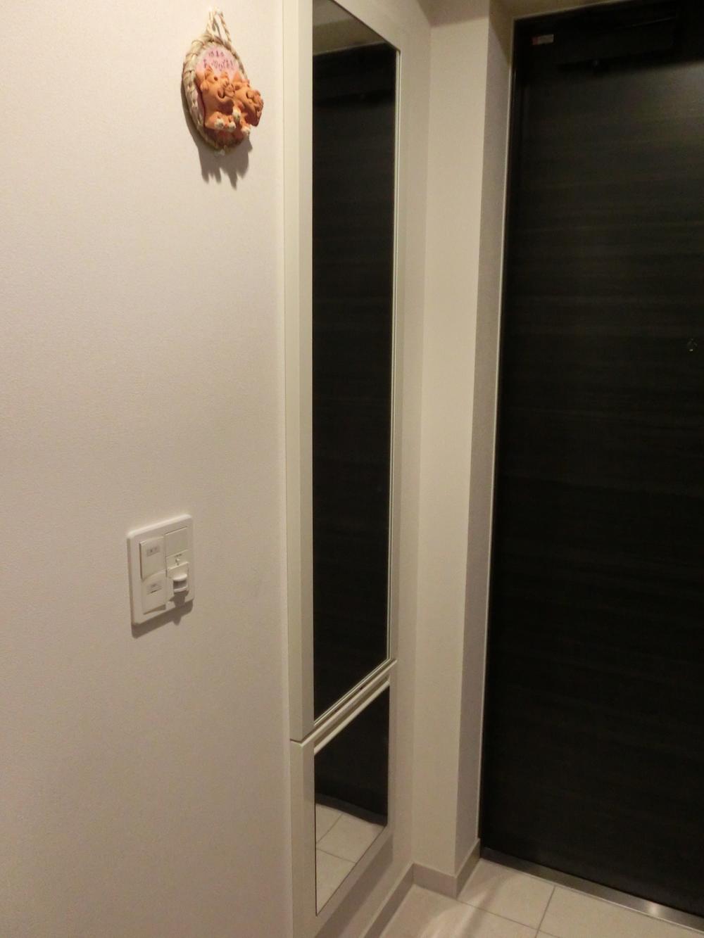 Entrance. Convenient mirror in the entrance side and support chair