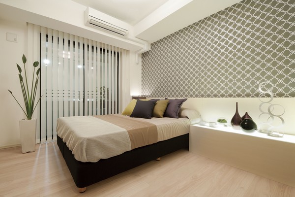 Directions to the model room (a word from the person in charge)