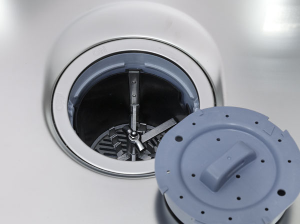 Kitchen.  [disposer] Crushing the garbage in the drain outlet put the switch while taking the water. After treatment with the waste water treatment tank, And discharged into the public sewer.  ※ There is a limit to the garbage that can be processed.