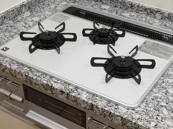 Kitchen.  [Hyper-glass coat top stove] It looks beautiful, Stove of strong hyper glass top plate to heat and shock. Difficult boiled spills and the like cake, Also kept clean so easy to wipe off dirt.