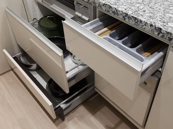 Kitchen.  [Slide with storage bull motion] The drawer of the rail of the kitchen, Close slowly be vigorously closed, It has adopted a bull motion to prevent the scissors finger.