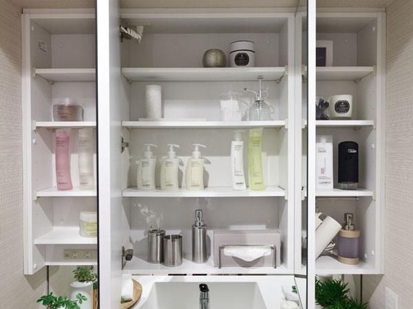 Bathing-wash room.  [Three-sided mirror back storage] Three-sided mirror back to the dryer hook and storage shelf, etc., skin care ・ It was to ensure the storage space that can be neat organize Hair Care.