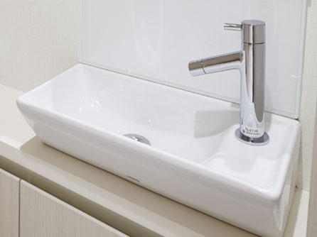 Bathing-wash room.  [Hand wash counter] It was set up hand-washing counter in the toilet. The consideration of the water splash prevention on the back, It has established a panel.