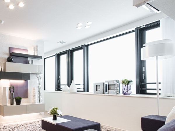 Living.  [Reverse the beam out frame high sash] With taking in plenty of natural light to the back of the room, Opening and clean does not block the view is, It has extended sense of openness.  ※ Except for some.