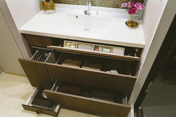 Convenient front pocket to organize, such as make-up supplies, Vanity stuck to functionality such as health meter space that can be measured while accommodated