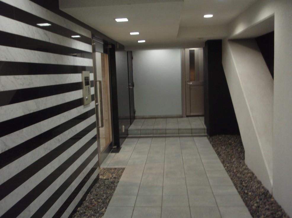 Entrance. Common areas