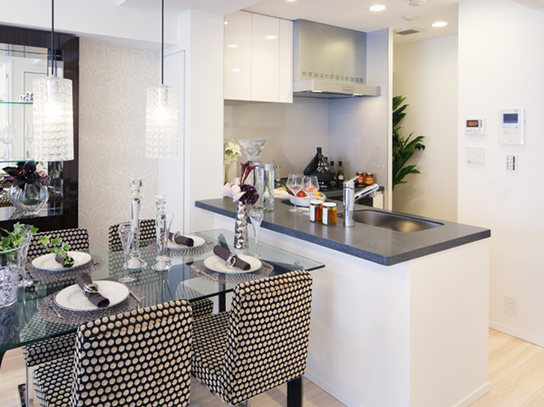 Kitchen.  [L-shaped face-to-face flat counter (open kitchen)] Kitchen has adopted a flat face-to-face counter. The depth of the step is not up to about 900mm. By not providing the cupboard hanging in the opening, It has become a kitchen with a bright and airy.  ※ E ・ E 'type only ※ Building in the model room ・ E type (August 2012 shooting ※ This room is already sale)