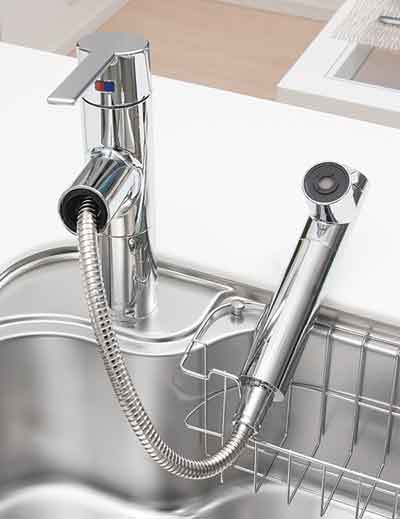 Kitchen.  [Single lever shower faucet] The amount of water in the lever operation one, Installing the temperature adjustable single-lever faucet. Since the pull out the shower head, It is also useful, such as sink cleaning. Also, It has a built-in water purification cartridge.  ※ Cartridge replacement costs separately paid ※ Photo All C type (October 2011 shooting ※ This room is already sale)