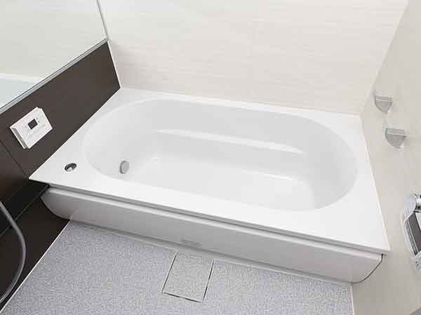 Bathing-wash room.  [Large unit bus] Serving bathing leisurely, It has adopted a large unit bus of about 1.4m × about 1.8m. In low-floor type with consideration to safety, Floor FRP stone eyes style panel, The wall is a decorative panel.  ※ B ・ G ・ Except H type