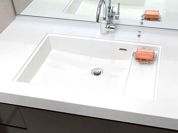 Bathing-wash room.  [Artificial marble basin bowl] Counter and bowl in the integrally molded with no easy seam of care, Beautiful luster artificial marble. A bowl of linear square form, It will produce the urban basin space.