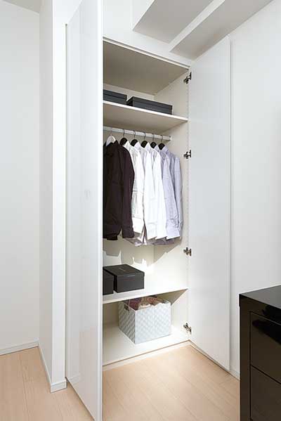 Receipt.  [System storage] Closet of each room is, Shimae beautiful things that you want to storage, Consideration so that easy access, Tastes and lifestyle of the person you wish to use, How to use a can parts in accordance with the room of the applications has adopted a system storage that can be added as an option (paid).