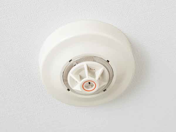 earthquake ・ Disaster-prevention measures.  [Fire detector] Fire detector is, If such occurs event fire, And at the same time inform the inside and outside of the state of emergency from the dwelling unit intercom, etc., Signal will be automatically reported to the security company and equipment management center via the administrative office.  ※ 11th floor ・ The 12th floor will be sprinkler.