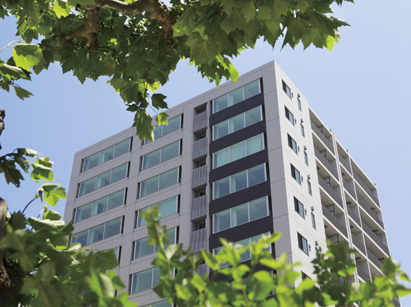 Buildings and facilities. Skyward towering building appearance. In Seikatachi site × 3 interview road, Safe and secure Kurumafudo line isolation of the plan also charm. Presence to play a role in the twin residence becomes the new face of the "Chuo-ku, Tsukuda address" (May 2011 shooting)