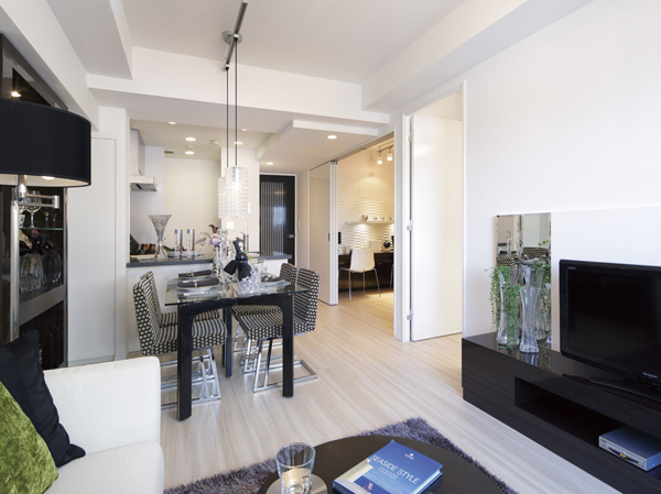 Room and equipment. Room of 53 sq m more than a 2LDK is DINKS direction. Check the actual building in the model room ・ Consideration can it be attractive (building in the model room ・ E type ※ August 2012 shooting)