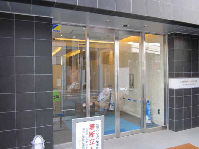 Entrance. Common areas