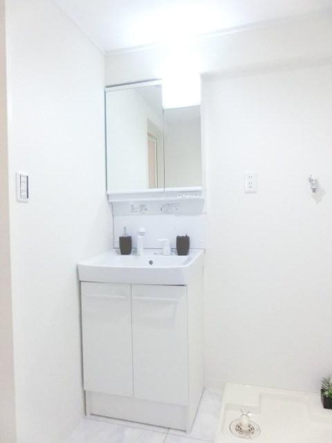 Wash basin, toilet. Wash basin