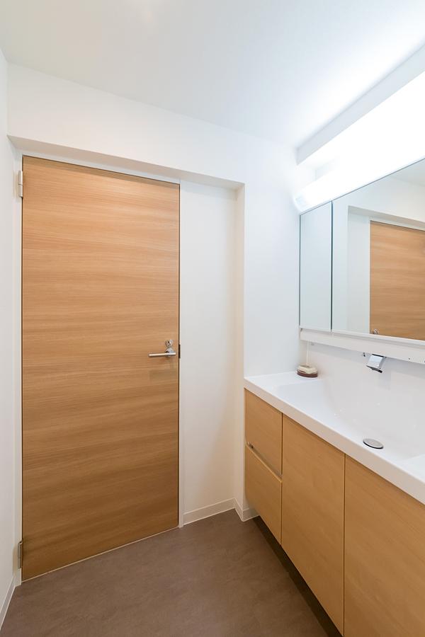 Wash basin, toilet. And clean washroom There is also a storage capacity