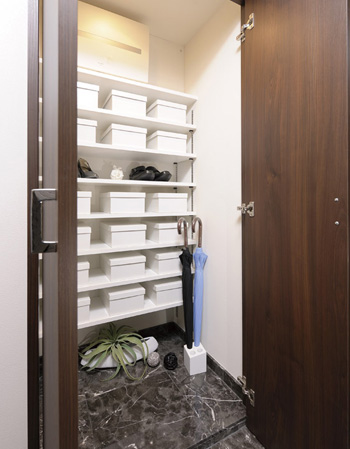 Receipt.  [Shoes in cloak] Shoes and boots, Shoes in cloak of large capacity, such as umbrella fits. (B ・ D type only)