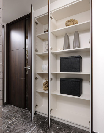 Receipt.  [Hallway storage] Hallway product input to fulfill an efficient storage in height and a movable shelf-to-ceiling near.