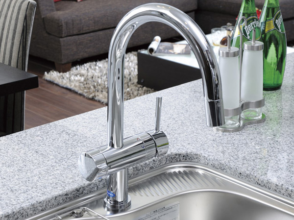 Kitchen.  [Germany ・ Grohe manufactured by water purifier integrated mixing faucet] Adopt a hand shower faucet with a built-in faucet integrated water purifier can also be used in cooking with confidence the beautiful water. Since the hose is pulled out, Cleaning is also convenient and easy to.