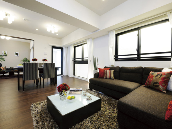 Living.  [living ・ dining] The talks about the quality of the living room dining, Air feeling seems to exist only in this space. Emerge in indirect lighting to bring warmth, Detail, such as material and color ring, By certain sense of quality, Healing that sense of relief to their respective owners. In this space, We seek a universal quality. ( ※ Posted photos all models Room B type design change plan (application deadline Yes ・ Furniture was taken a fee) in November 2012, Furnishings are not included in the sale price.  ※ It contains some paid options. )