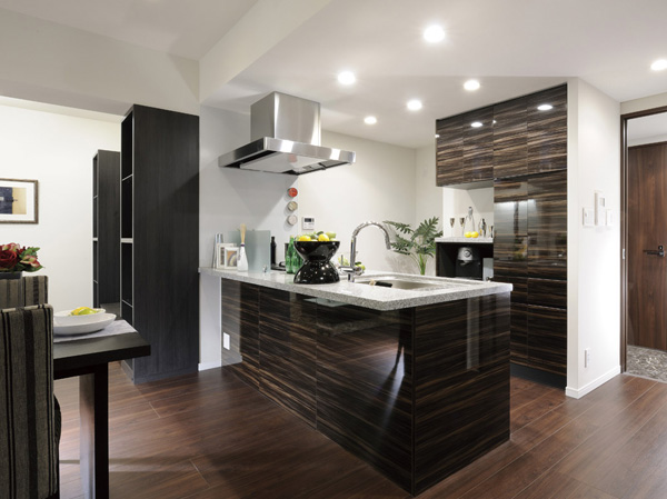 Kitchen.  [Born stylish air from the overwhelming sense of openness] After incorporating the functional storage space everywhere, Kitchen provided with a strong presence range hood, To full open style that overwhelming sense of openness and stylish atmosphere are compatible. Communication is likely to take even when the host and home party inviting friends, It spreads glamorous air. ( ※ The shape of the kitchen depends on the type)