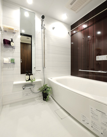 Bathing-wash room.  [Bathroom] Adopt a low-floor bus unit. Consideration to safety, It was to lower the straddle height of the tub. It is safe specifications for those of small children and the elderly. Also, Ya pop-up drain plug for opening and closing the drain outlet by simply push the bathtub of a button, Bathroom ventilation dryer, etc., It has established a wide range of equipment.