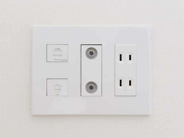 Other.  [Power supply ・ phone ・ Multi-media outlet that summarizes the TV terminal to one] BS ・ CS broadcasts, Installing a cable TV-enabled multi-media outlet to all the living room. You can enjoy the feel of the Internet and television in all of the living room. (Same specifications)