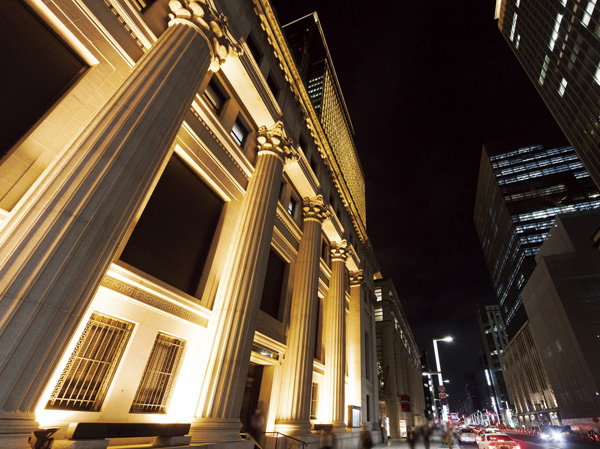 Surrounding environment. Old: Mitsui Bank head office, Currently: Mitsui Main Building ・ Sumitomo Mitsui Banking Corporation Nihonbashi branch (7 min walk, About 560m)