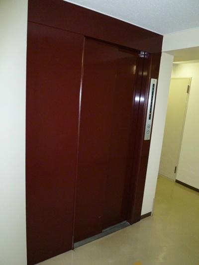 Non-living room. There is an elevator.