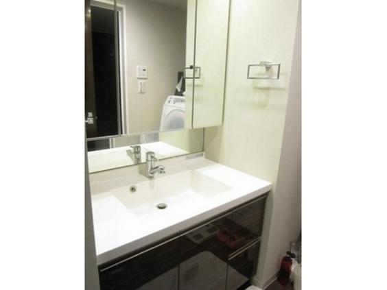 Wash basin, toilet. Clean full of vanity space