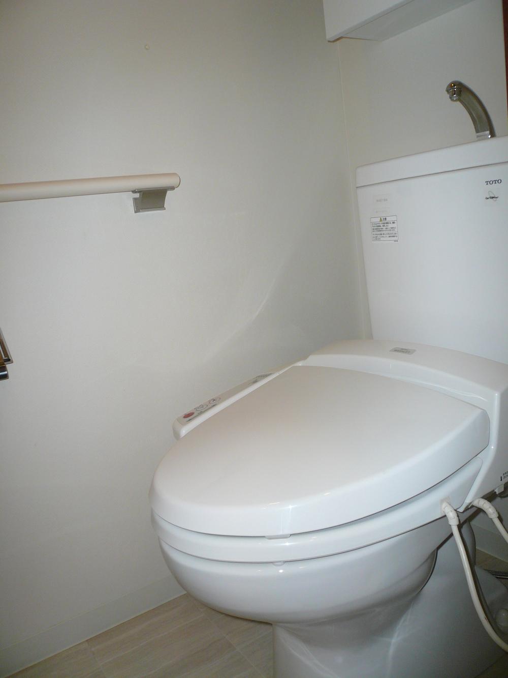 Toilet. Indoor (12 May 2013) Shooting