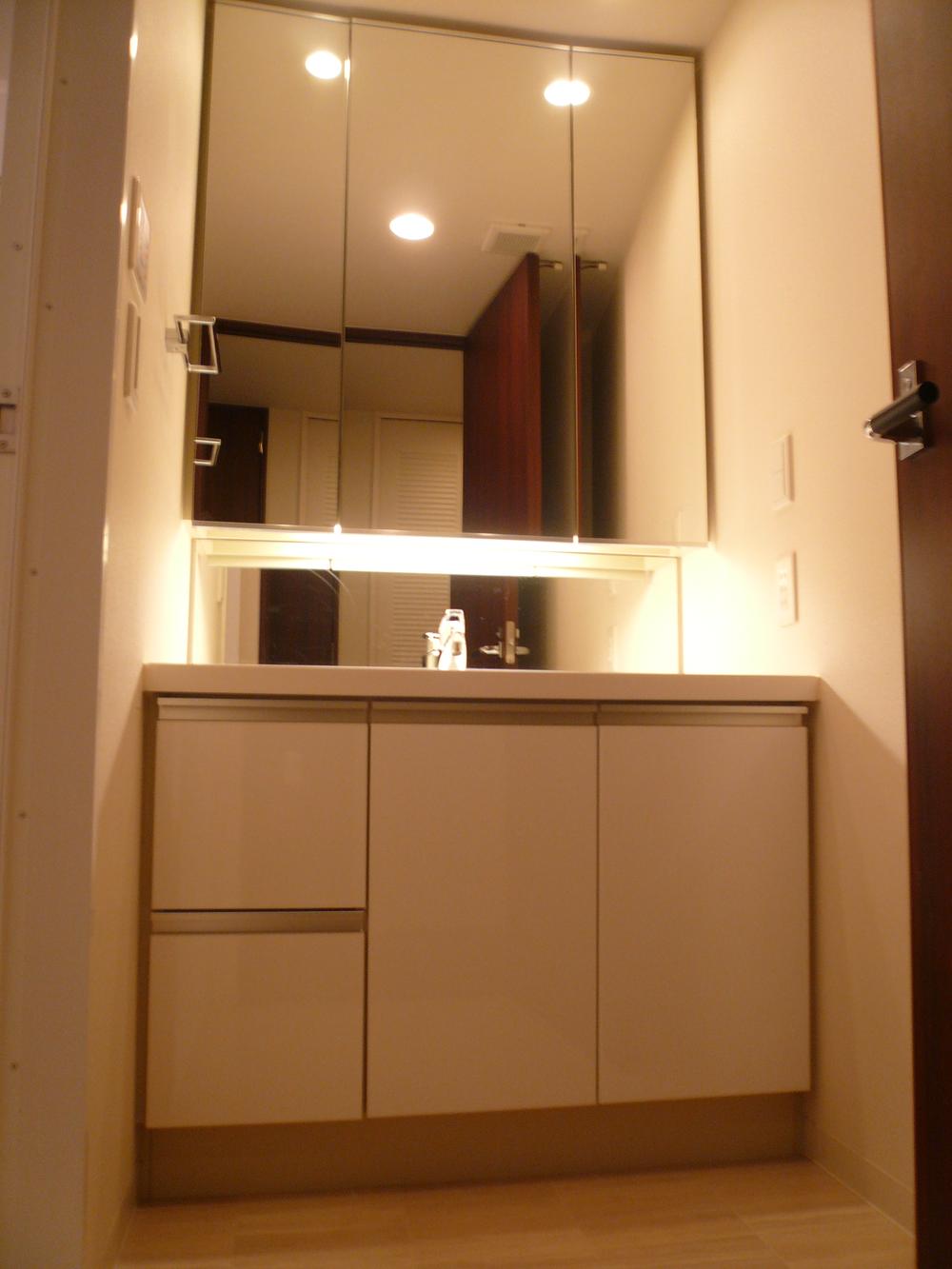 Wash basin, toilet. Indoor (12 May 2013) Shooting