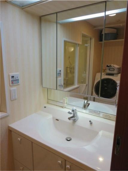 Wash basin, toilet. Indoor (12 May 2013) Shooting