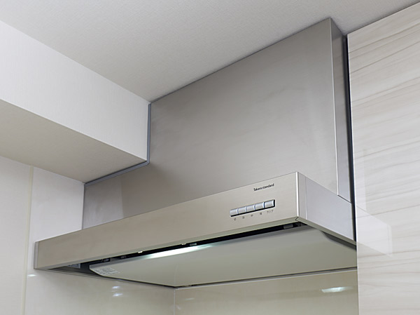 Kitchen.  [Current plate with a range hood] To strengthen the suction force by the rectifying plate, To prevent the spread of oil stains. Since the current plate is flat after removable, Making it easy to clean.