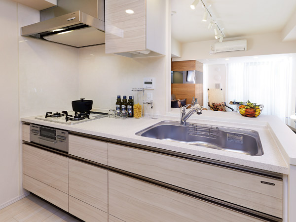 Kitchen.  [kitchen] Kitchens, Adopt a sink of quiet specification put a damping material to reduce the water temperature. Also the amount of water ・ Since the temperature is a simple single-lever faucet adjustment of pull out shower head, Sink of the cleaning is easily done.