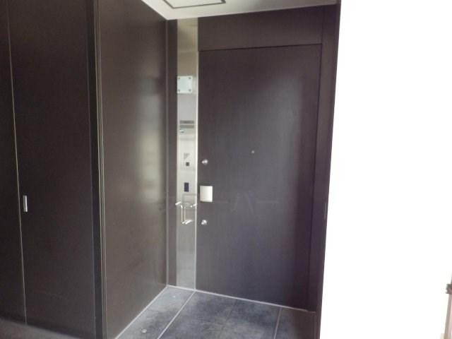 Other common areas. Sharing unit Entrance