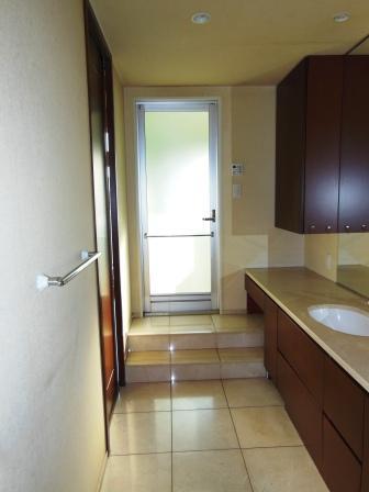 Wash basin, toilet. Indoor (10 May 2013) Shooting