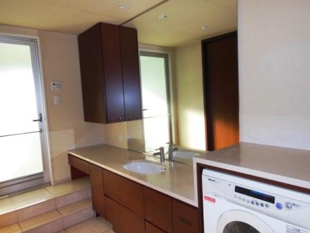 Wash basin, toilet. Indoor (10 May 2013) Shooting